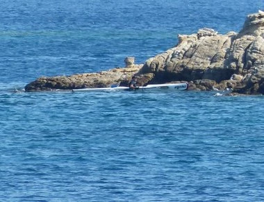 Η τούμπα του Γιώργου Παπανδρέου με κανό στη Σκιάθο (φωτο)